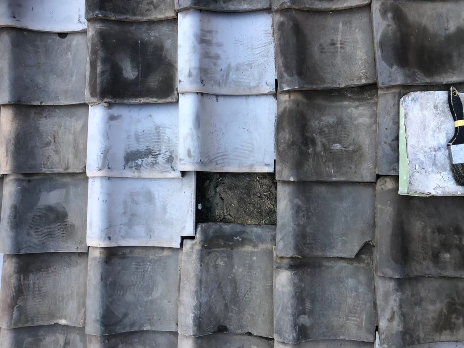 割れてしまった瓦の差し替え工事